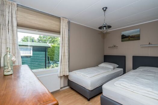 Schlafzimmer 1 mit 2 Einzel Boxsprings und Kommode