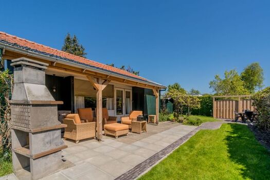 Die Veranda mit Lounge-Ecke und Außenküche