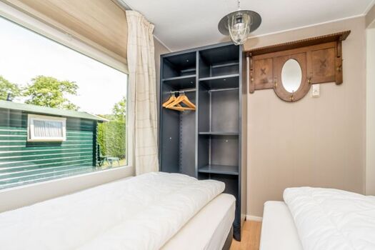 Schlafzimmer 2 mit 2 Einzelbetten und Kleiderschrank