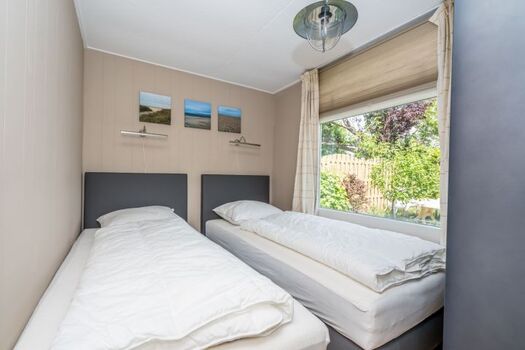 Schlafzimmer 2 mit 2 Einzelbetten und Kleiderschrank