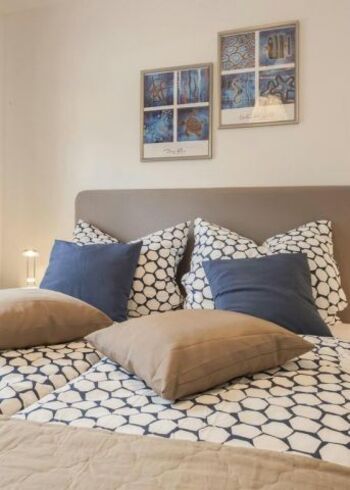 Schlafzimmer mit Boxspringbett