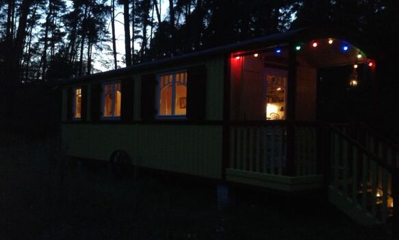 Zirkuswagen bei Nacht 