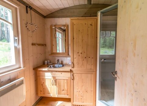 Großzügiges Bad mit Eckdusche...