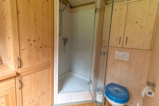 ... Eckdusche und natürlich ein WC