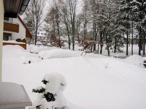 Blick auf die Straße (Sackgasse) im Winter