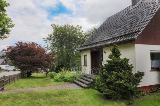 Frontansicht mit Garten