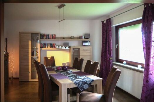 Esszimmer mit Fenster