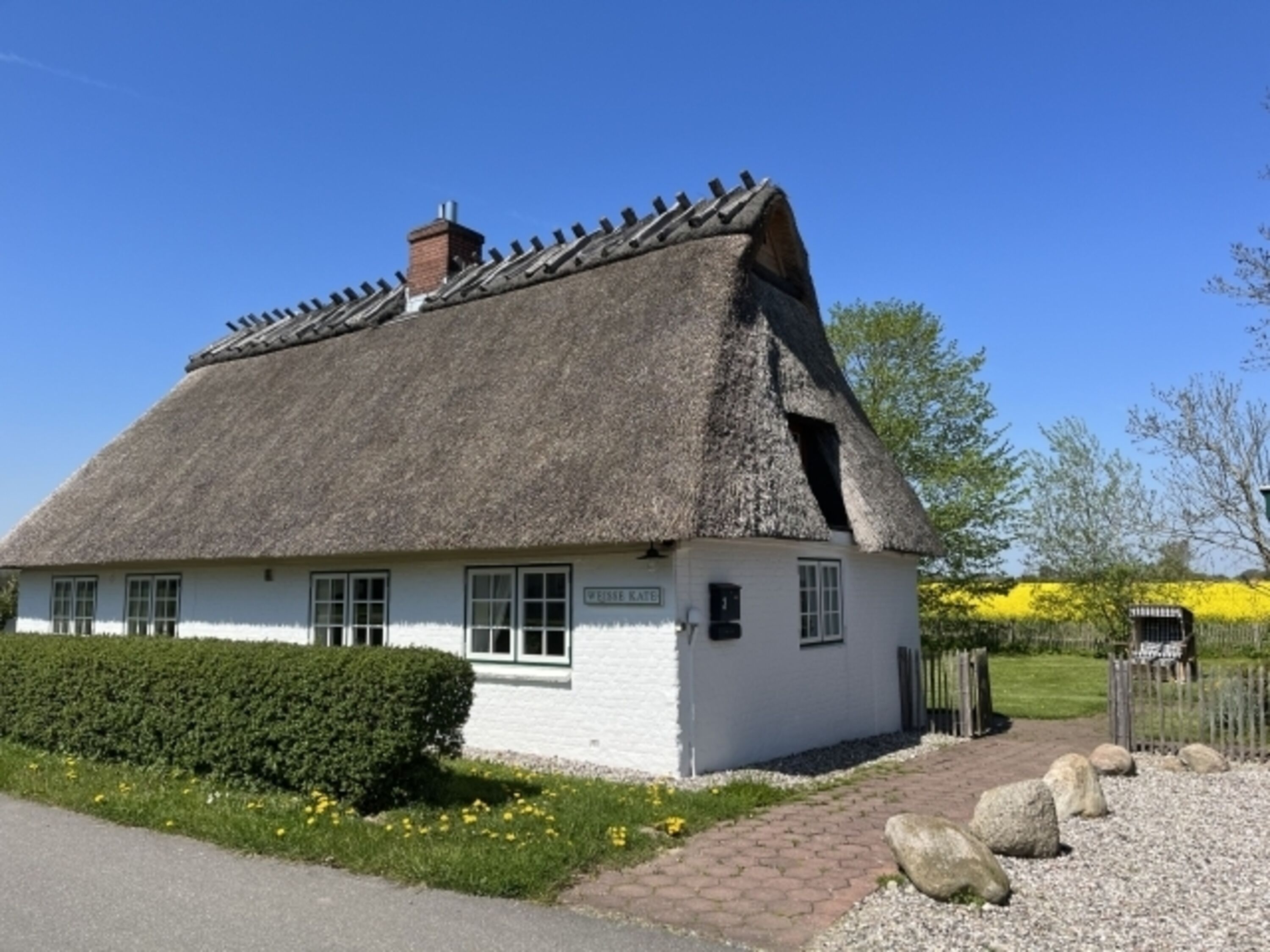 Weiße Kate in Rabenholz 