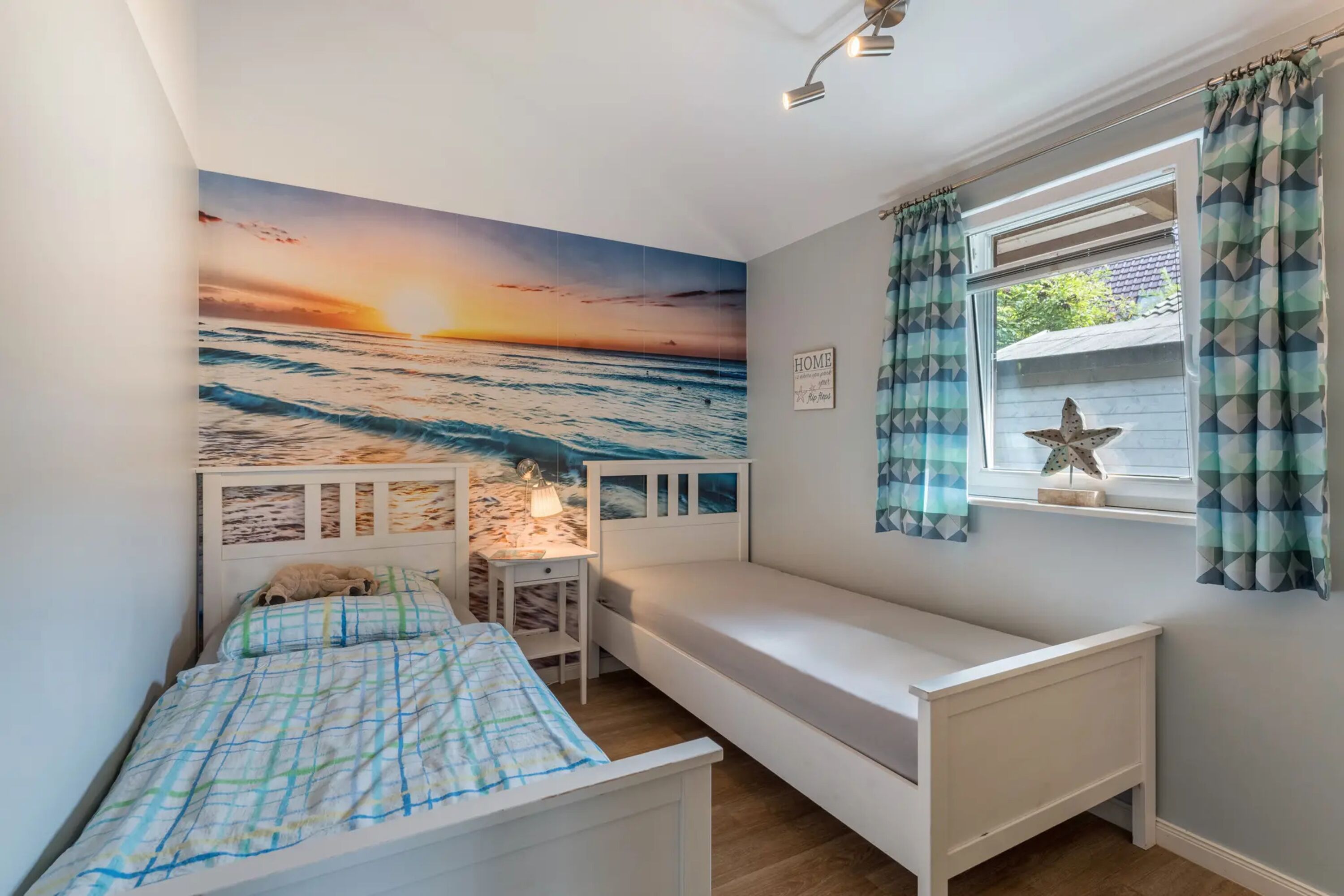 2. Schlafzimmer mit 2 Einzelbetten und Kleiderschrank