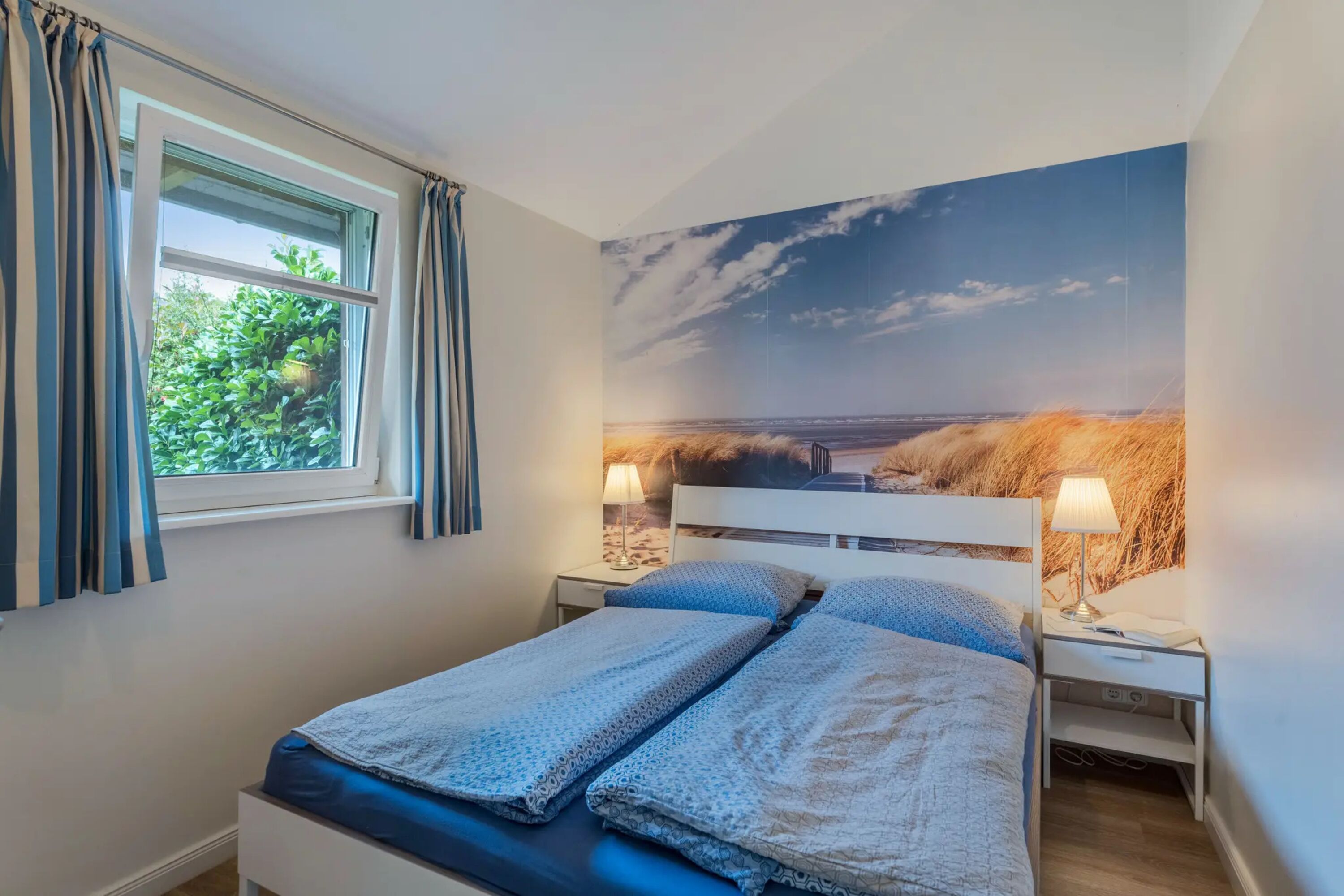 Schlafzimmer mit Doppelbett und Kleiderschrank