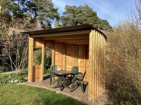 Neuer Pavillon auf der steinernen Terasse