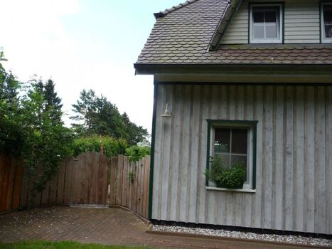 kleinere Fw in linker Häuschenhälfte mit Holztor abgetrennt von d Auffahrt