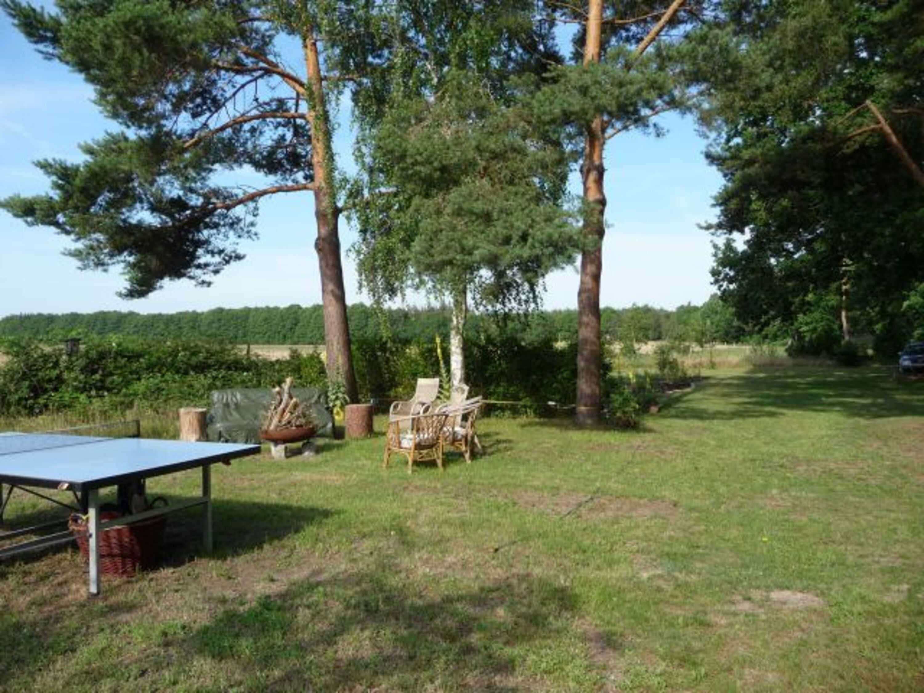gr. Garten mit TT-Platte, gr. Feuerstelle und Trampolin, 3 gr. Schaukeln im Baum , Slakeline, wiese zum Zelten/ Carawan