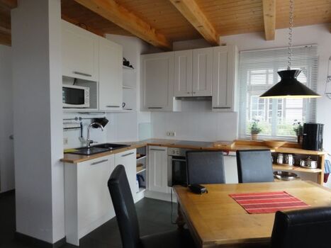 Einbauküche mit Essbereich 