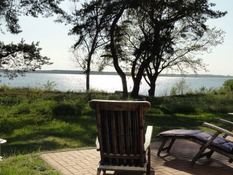 Traumhafter Blick  auf Naturgrundstück und  Wasser