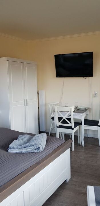 Kleiderschrank und Eßplatz