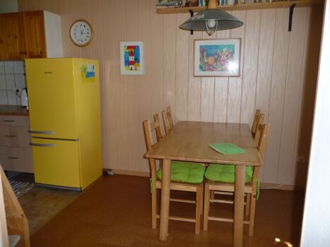 Blick vom Wintergarten zum Essbereich mit Korkfussboden