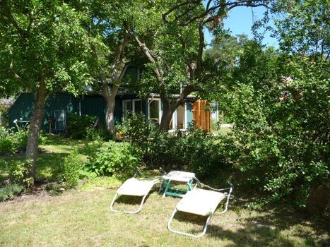 Sonnenliegen im Garten