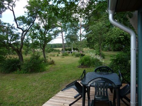 Blick von der Terasse durch den großen Garten