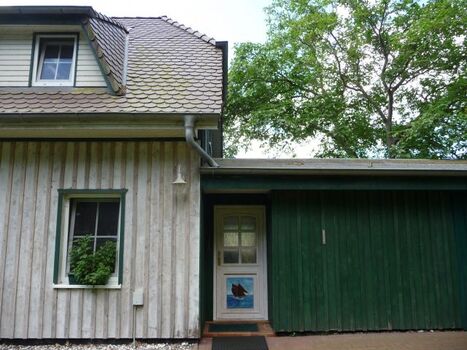 Häuschenhälfte mit der größeren FW, Eingangtür