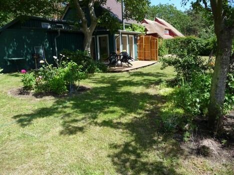 Blick vom Garten auf die Terasse