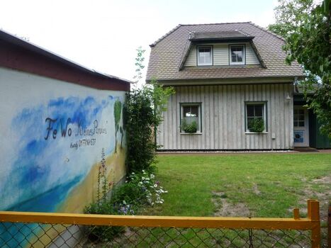 das Häuschen mit 2 FW von der Auffahrt her