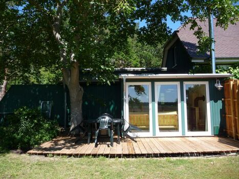 Die Gartenmöbel auf der Terasse sind frei im Garten stellbar