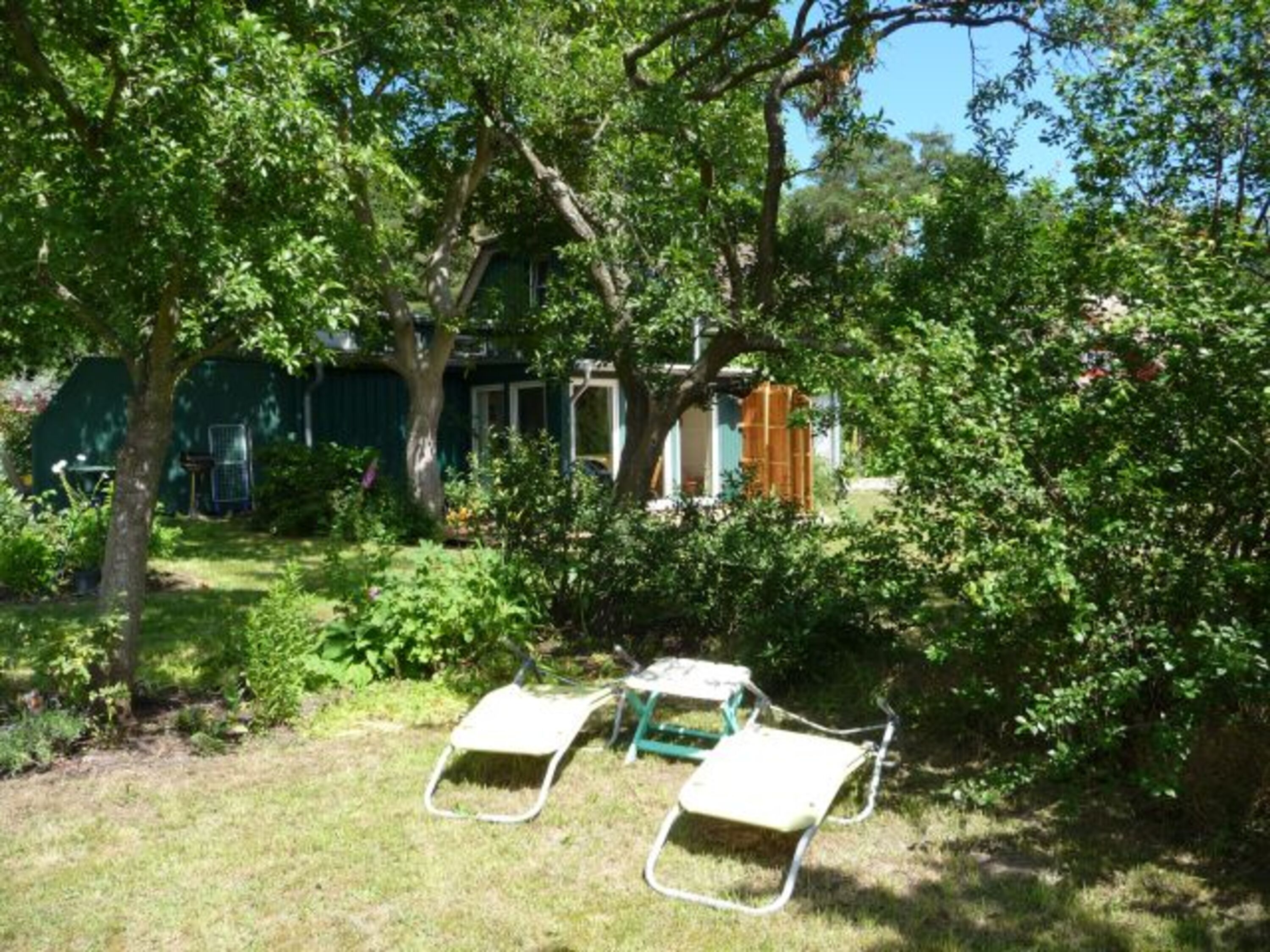 Sonnenliegen im Garten