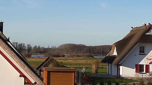 Auch zwischen den anderen Häuser blickt man auf den Bodden