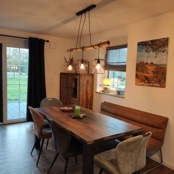 Mit Blick auf die Terrasse und den Garten