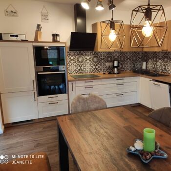 Voll ausgestattete Küche mit Kühl- Gefrierschrank