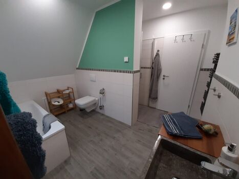 Bad DG mit Badewanne