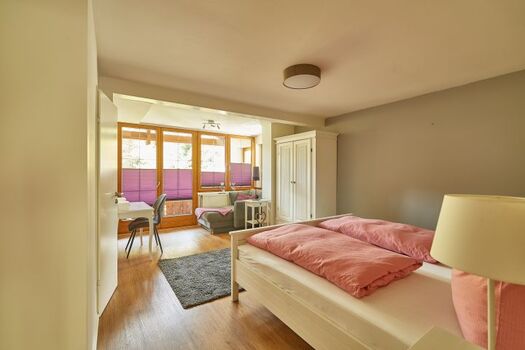 Schlafzimmer mit Zugang zum Balkon