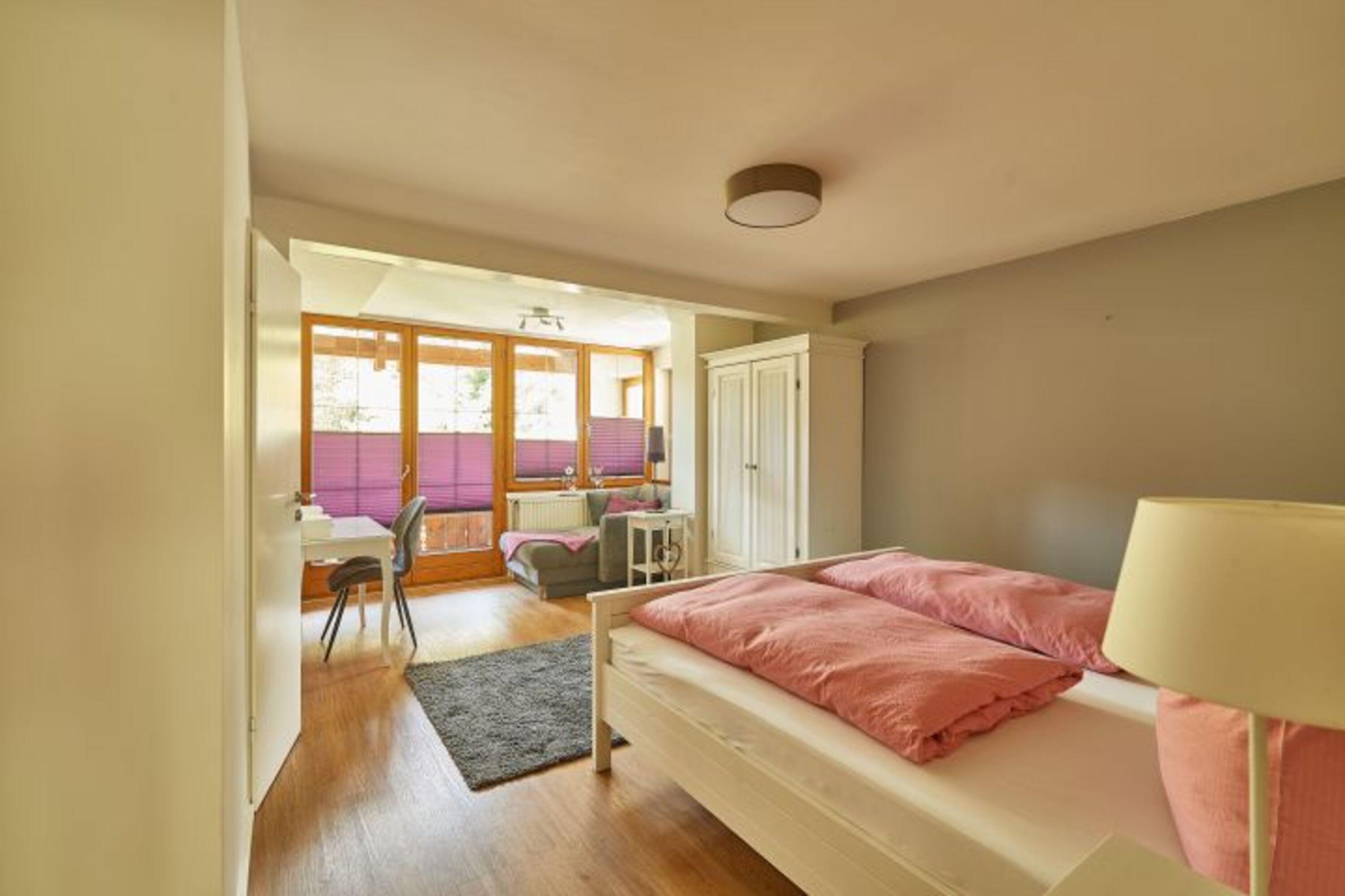 Schlafzimmer mit Zugang zum Balkon