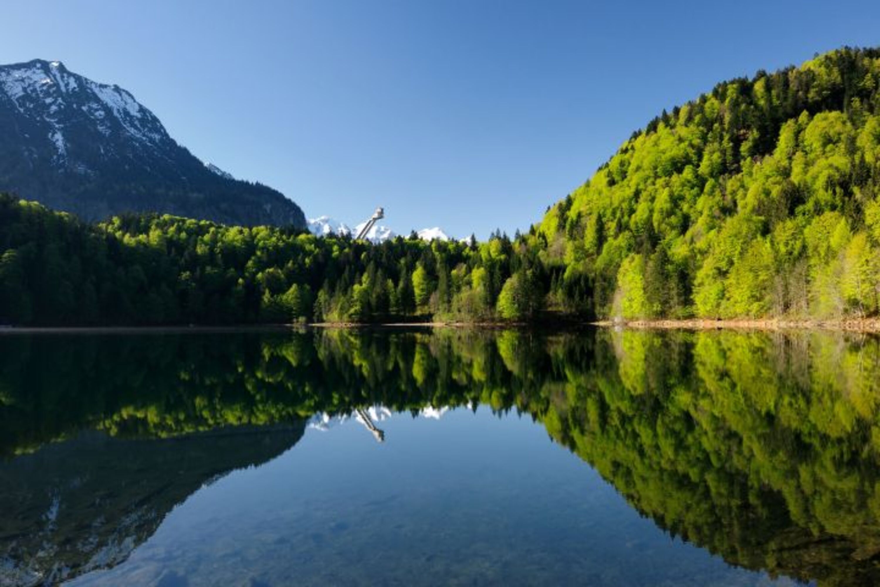 Freibergsee mit Skiflugschanze im Hintergrund