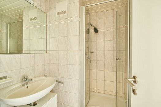 modernes Bad mit Dusche