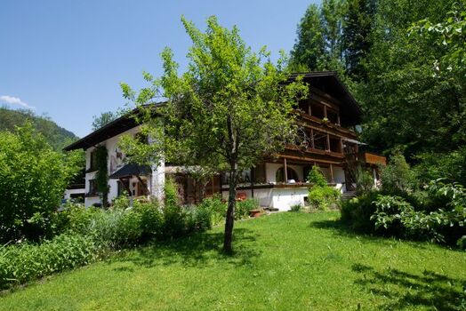 gepflegter Garten beim Kleinen Landhaus