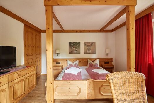 romantisches Himmelbett im Alpin-Stil