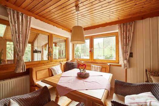 Kaminzimmer mit großem Tisch zum Kartenspielen 