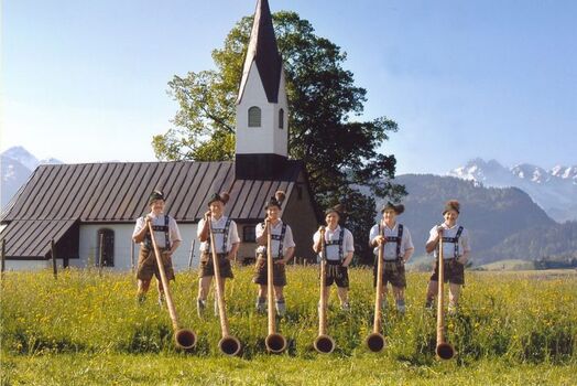 Alphornbläser vor der Bolsterlanger Kapelle