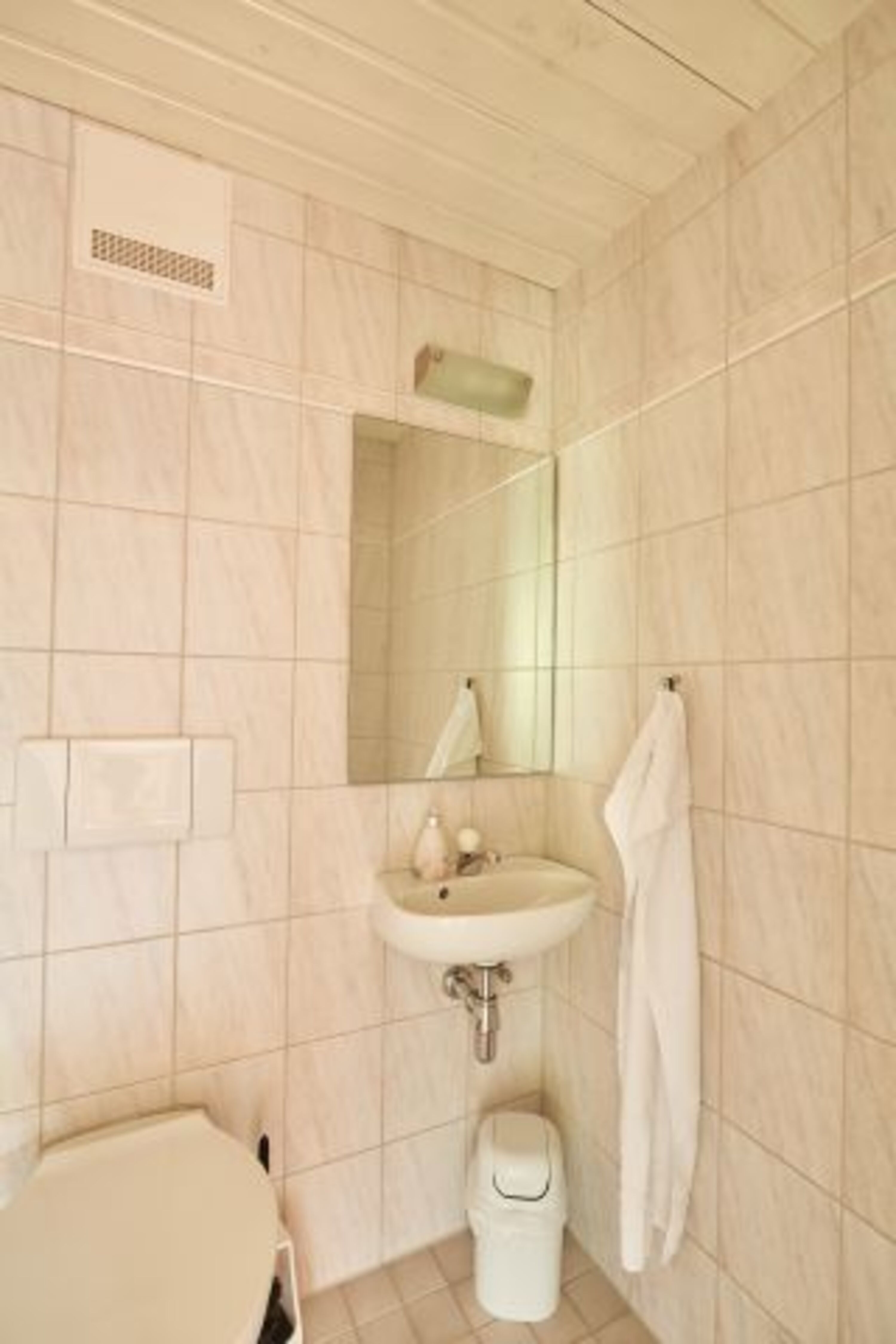 separates WC