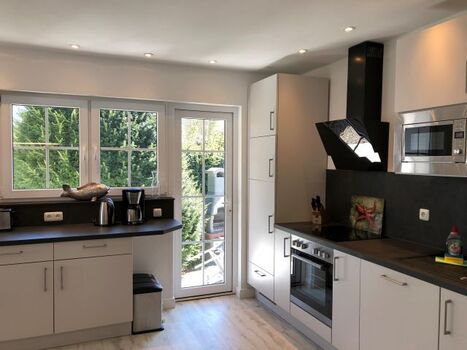 Küche und Zugang zur Terrasse