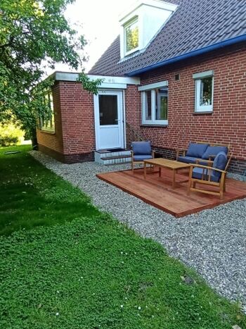 Terrasse hinterm Haus zum Garten