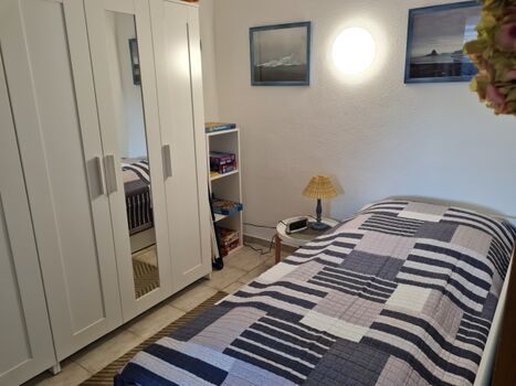 Gemütliches kleines Schlafzimmer mit Einzelbett  90x200 