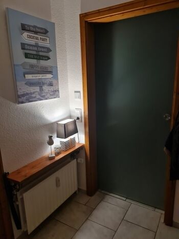 Flur mit Schiebetür zum Wohnzimmer