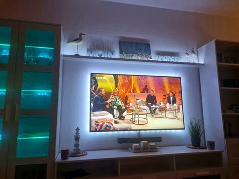 Gemütlicher Fernsehabend im Wohnzimmer