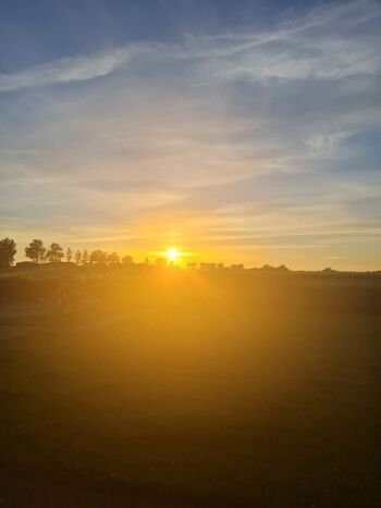 Blick aus dem Küchenfenster mit einem grandiosen Sonnenuntergang