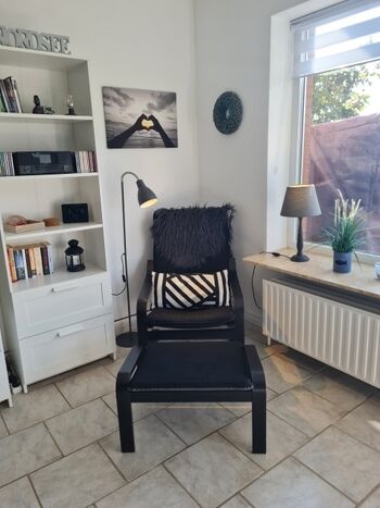 Gemütliche Leseecke am Fenster 