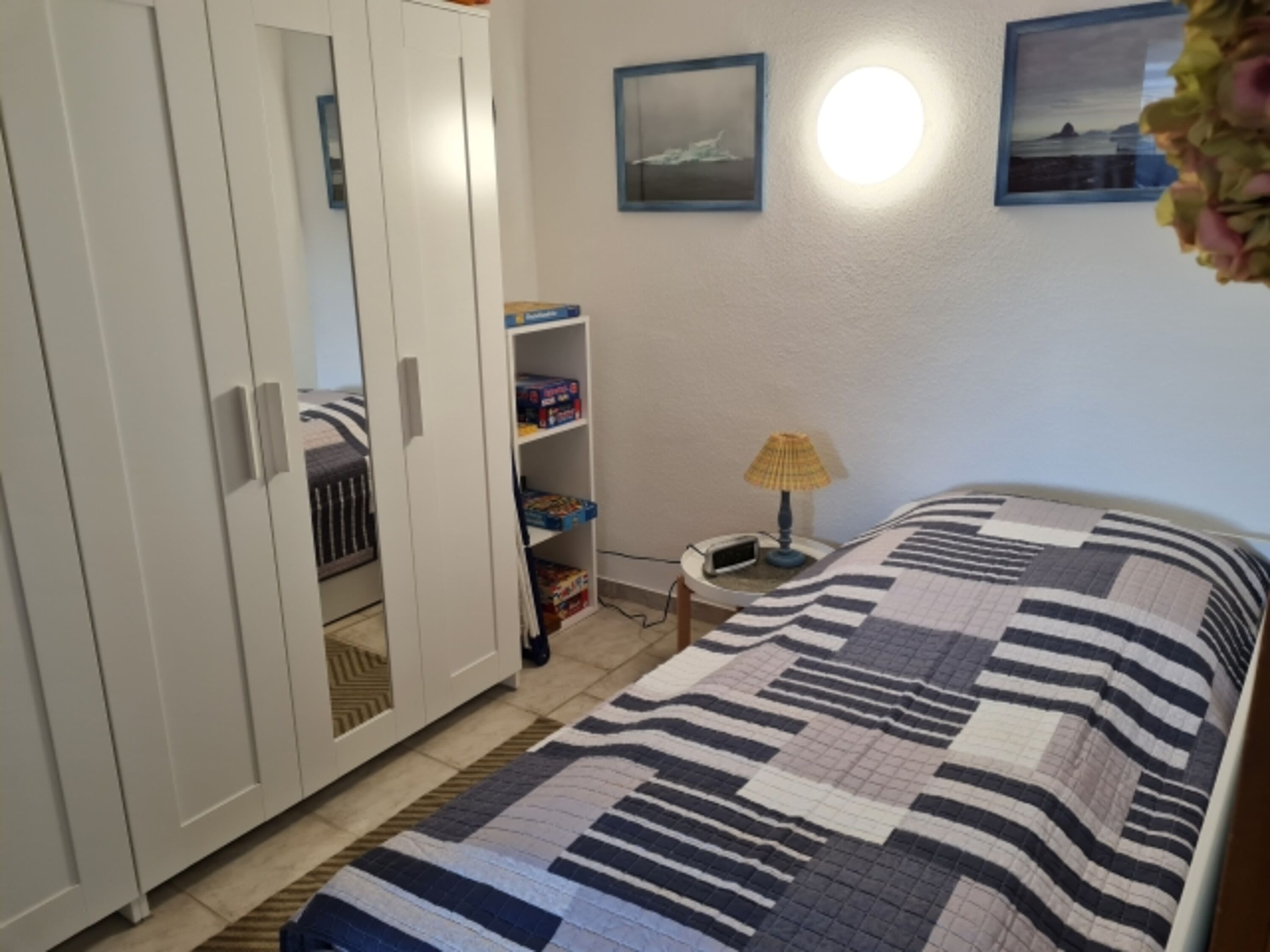 Gemütliches kleines Schlafzimmer mit Einzelbett 90x200