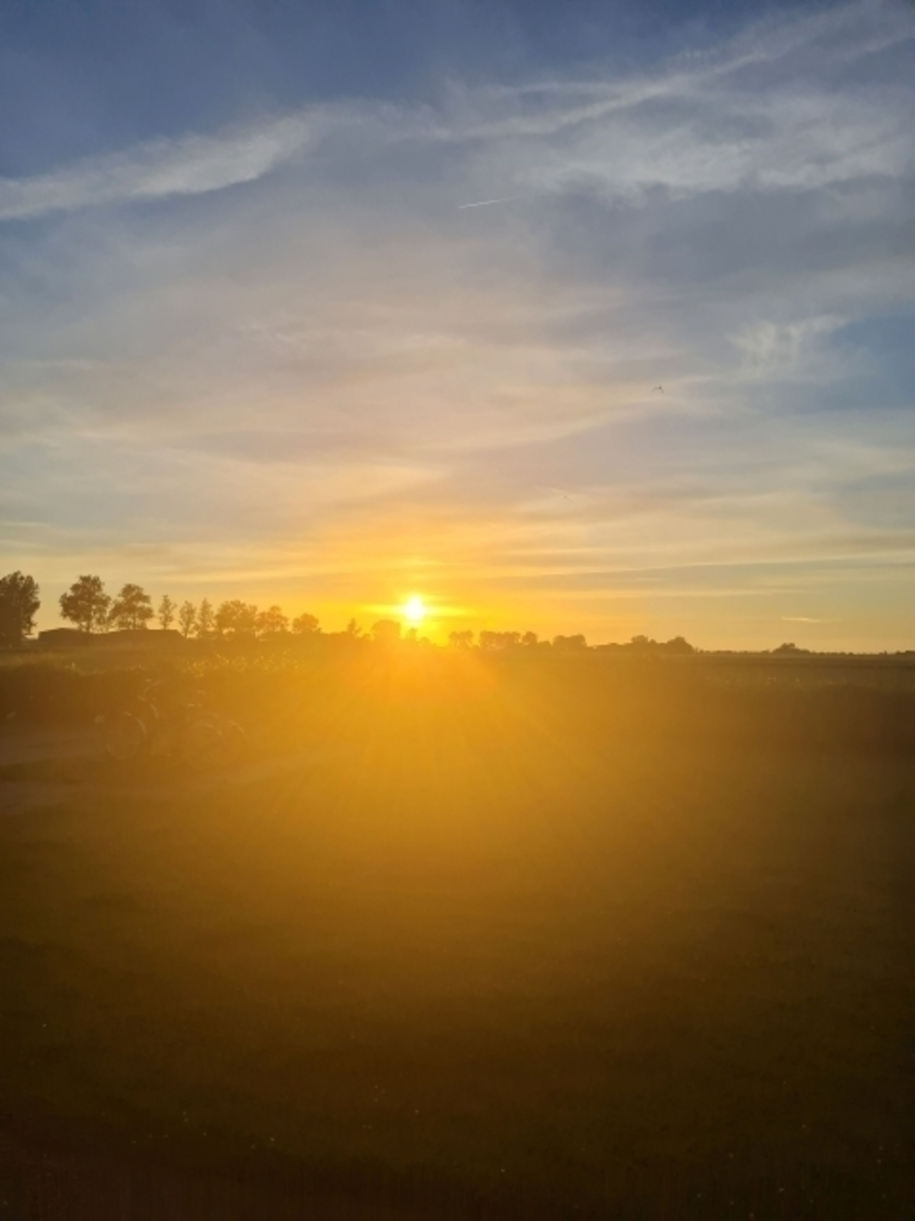 Grandioser Sonnenuntergang , genossen von unserer Klönbank vor der Haustür